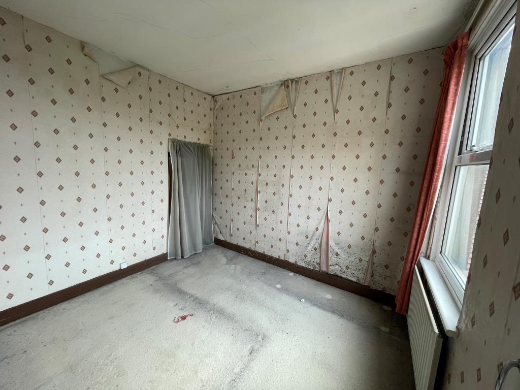 Lot: 158 - TWO-BEDROOM END-TERRACE FOR IMPROVEMENT - Bedroom with window
